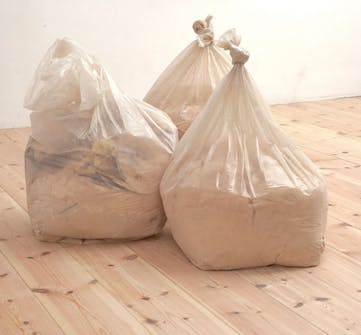 Puhdista pölyt pois puulattian hionta